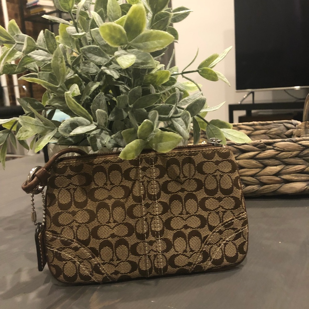 Brown Coach Wristlet - Small “C’s” 👏🏻✌🏻💕